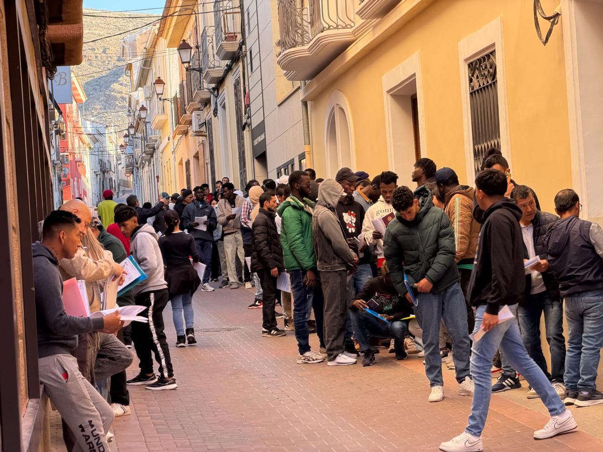 Largas colas de migrantes este lunes por la mañana a las puertas del Ayuntamiento de Jumilla.