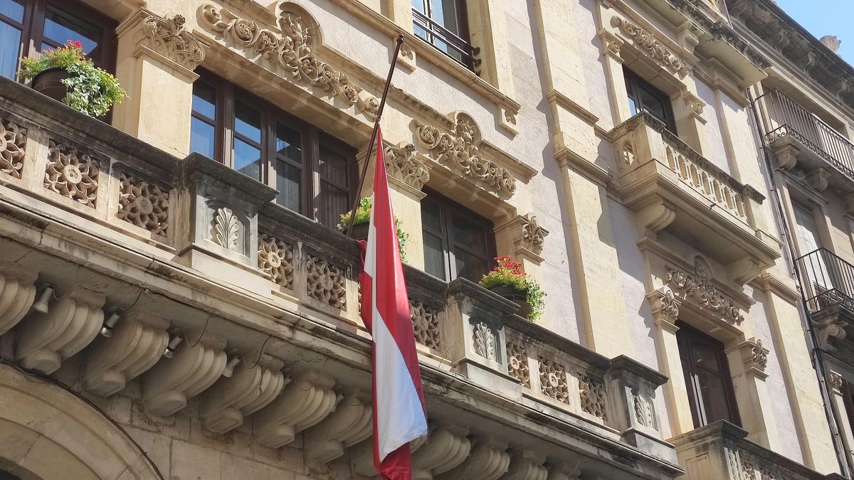 La bandera del Ayuntamiento de Valls, a media asta por los dos días de luto oficial.