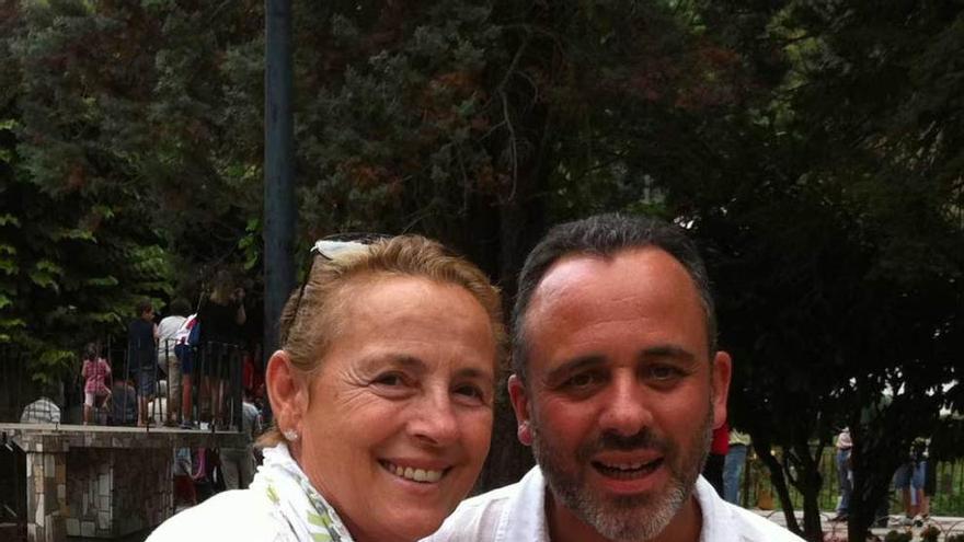 Javier Gutiérrez, con su madre, Lile Álvarez, en el parque de Belmonte.