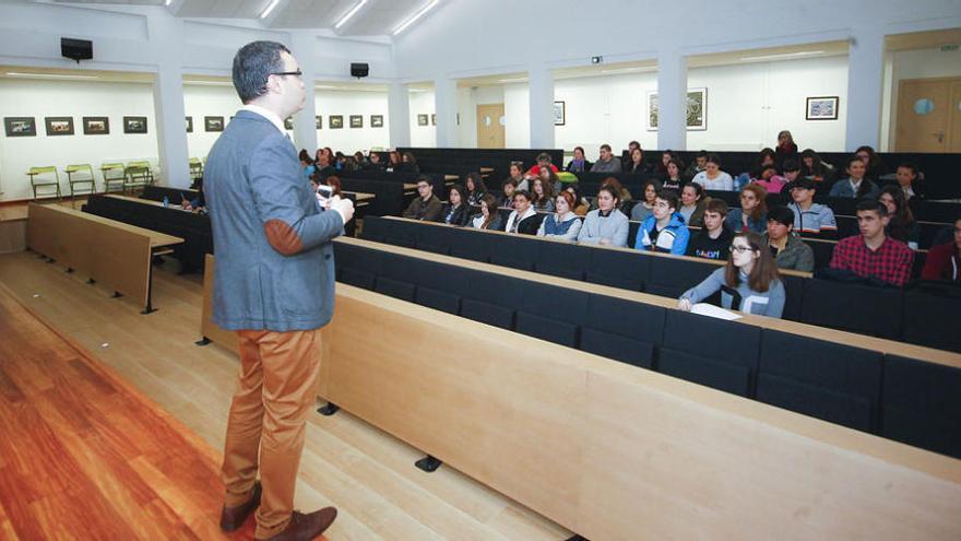 David Fernández imparte unha charla de ´A Coruña Emprende´ en el CIFP Someso. | 13FOTOS