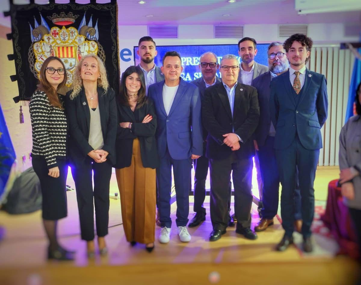 Miembros del Consejo Rector de la Federación de Semana Santa y autores de la crónica de la celebración de Crevillent