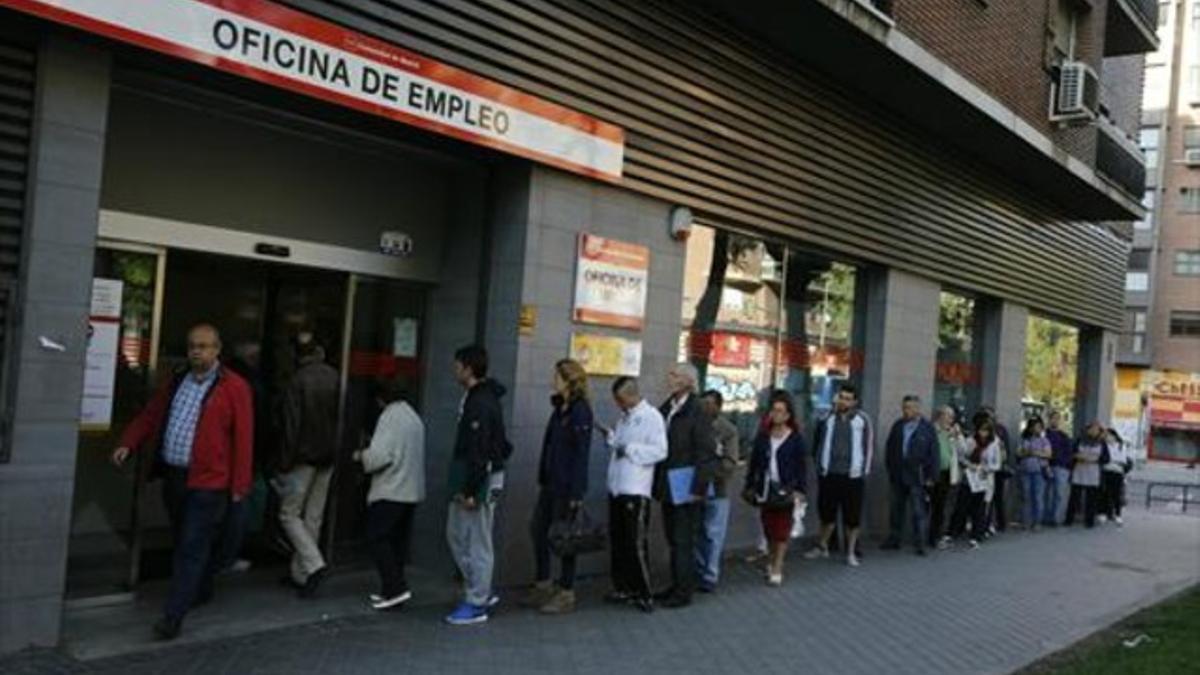 Cola en la oficina del Inem del barrio madrileño de Arganzuela.