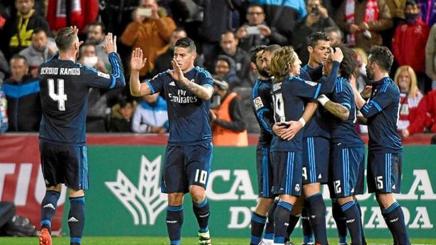 Els jugadors del Reial Madrid celebren el primer gol ahir a Granada