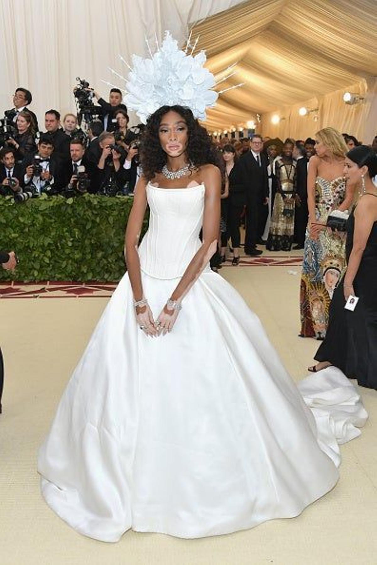 Winnie Harlow arriesgando en modo novia  en la Gala Met