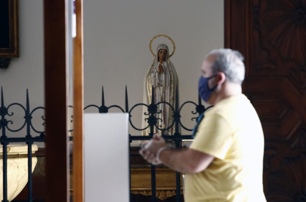 En la iglesia de Santiago, algunos fieles se pasan a rezar con las medidas de higiene y distanciamiento social que el propio templo se esmera por cumplir y dar a conocer.