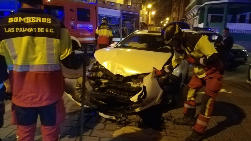 Aparatoso accidente entre dos vehículos en una céntrica calle de Las Palmas de Gran Canaria