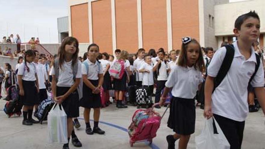 Alumnos del colegio concertado Sagrada Familia de Alzira en el primer día de clase del pasado curso.