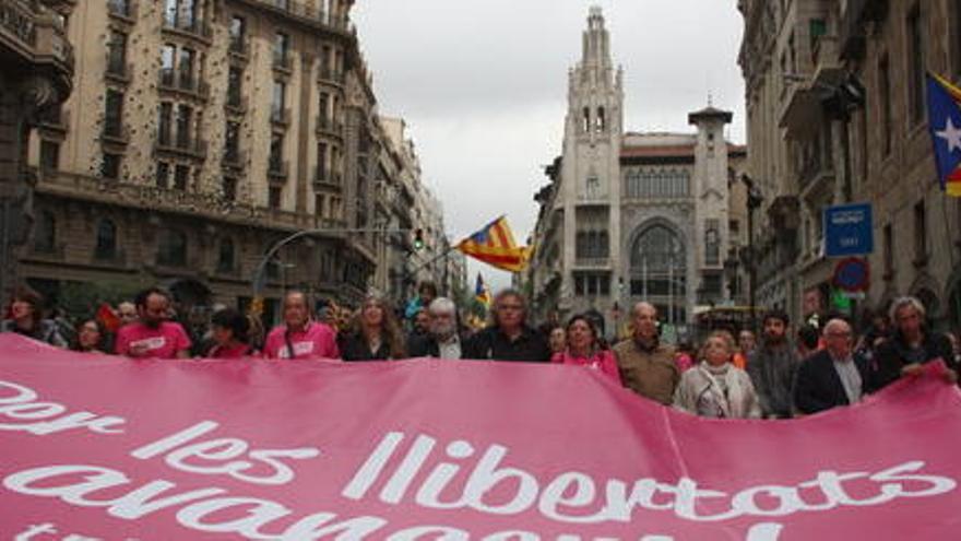 Diverses personalitats agafen la gran pancarta que encapçala la manifestació amb el lema &#039;Sense Por&#039;