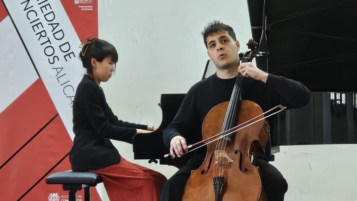 El violonchelista Luis Aracama Alonso, junto a la pianista Shinyoung Lee