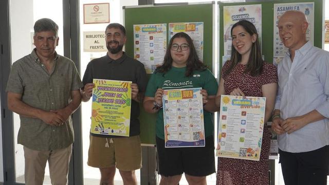 Rafael Llamas y Miguel Sánchez, en los extremos de la imagen, junto a los representantes de los colectivos.