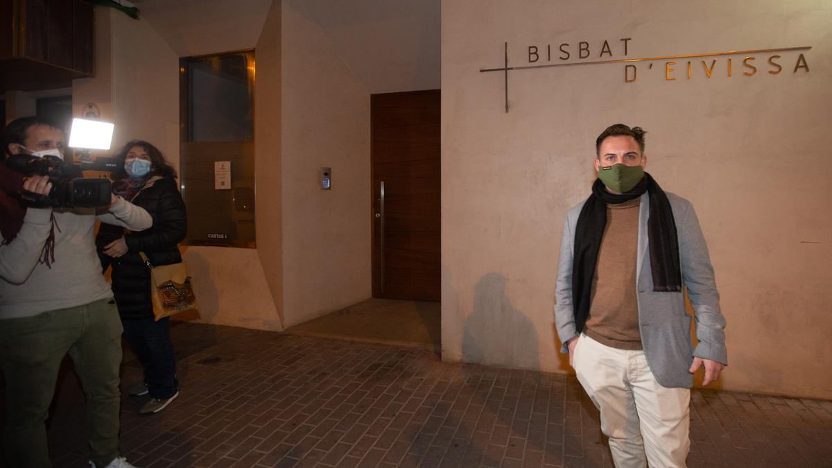 Sergio Lleó, ayer por la noche en la puerta del Obispado, donde le tomó declaración un sacerdote investigador.