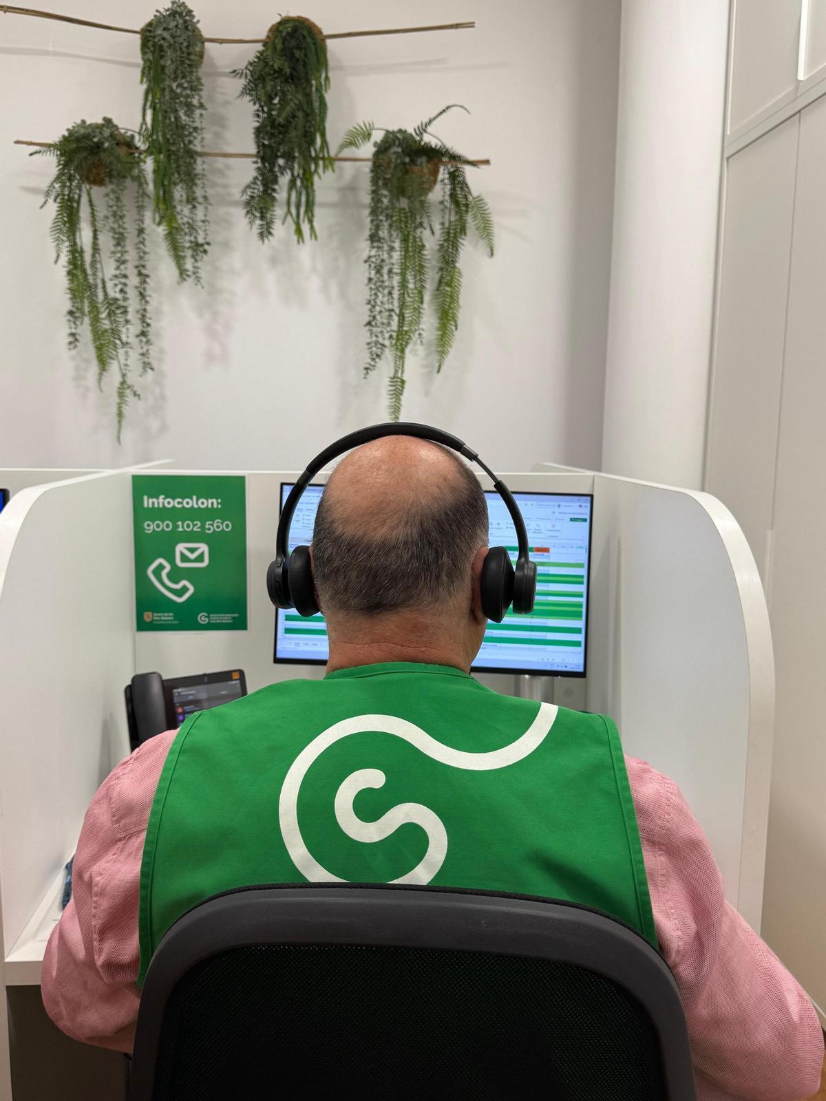 Un voluntario de la Asociación Española Contra el Cáncer en Baleares trabaja llamando a posibles candidatos a participar en el programa de cribado de cáncer de colon.