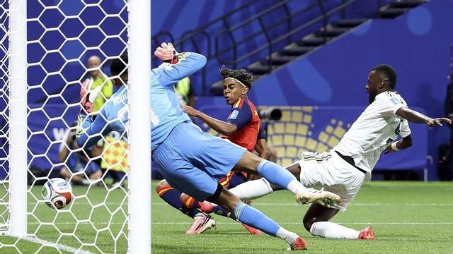 Lamine Yamal, en el moment d’obrir el marcador d’Espanya contra l’Aràbia Saudita, ahir. | FLORENCIA TAN / GETTY IMAGES