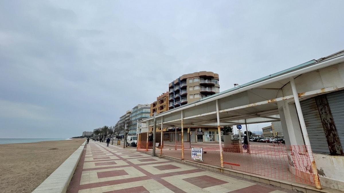 El passeig de s’Abanell de Blanes amb l’estructura malmesa de l’antic restaurant dels Pins