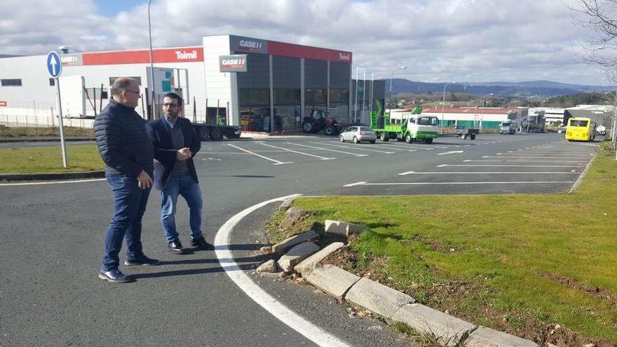 Antonio Lamas y Francisco Vilariño visitan las rotondas que se pretenden mejorar con la subvención.