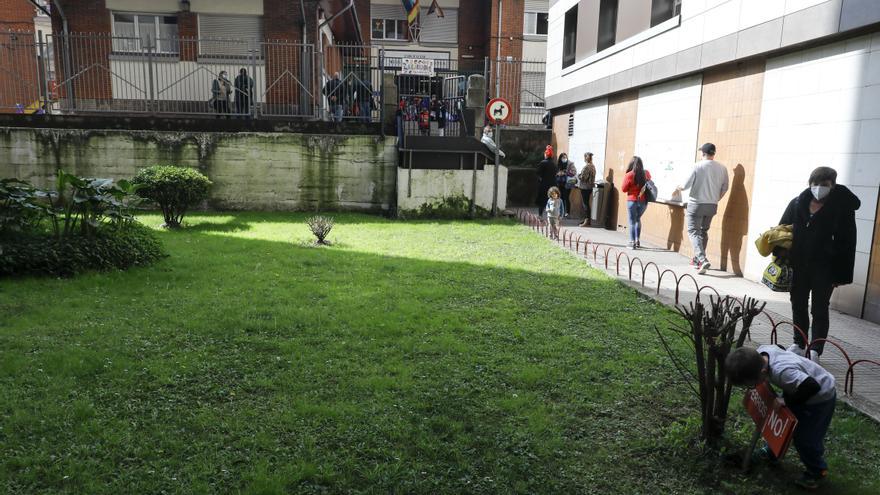 Dos bloques de vecinos deben valorar la nueva entrada al colegio Cervantes