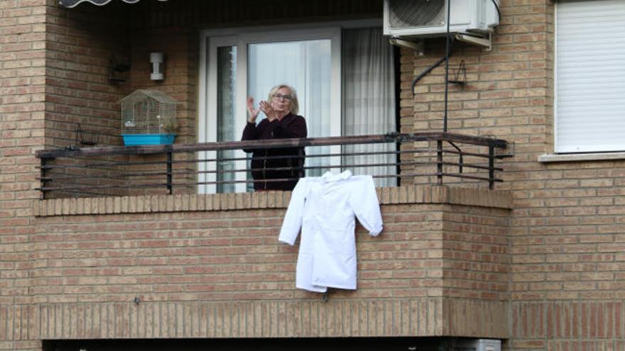 Sábanas y batas blancas en los balcones de València por el Día Mundial de la Salud