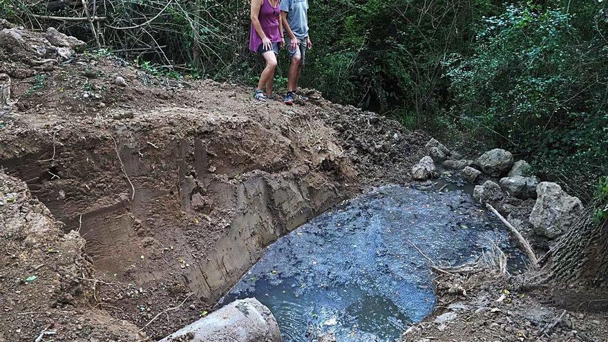 Uns veïns mostren l&#039;abocament a la riera del Caganell.