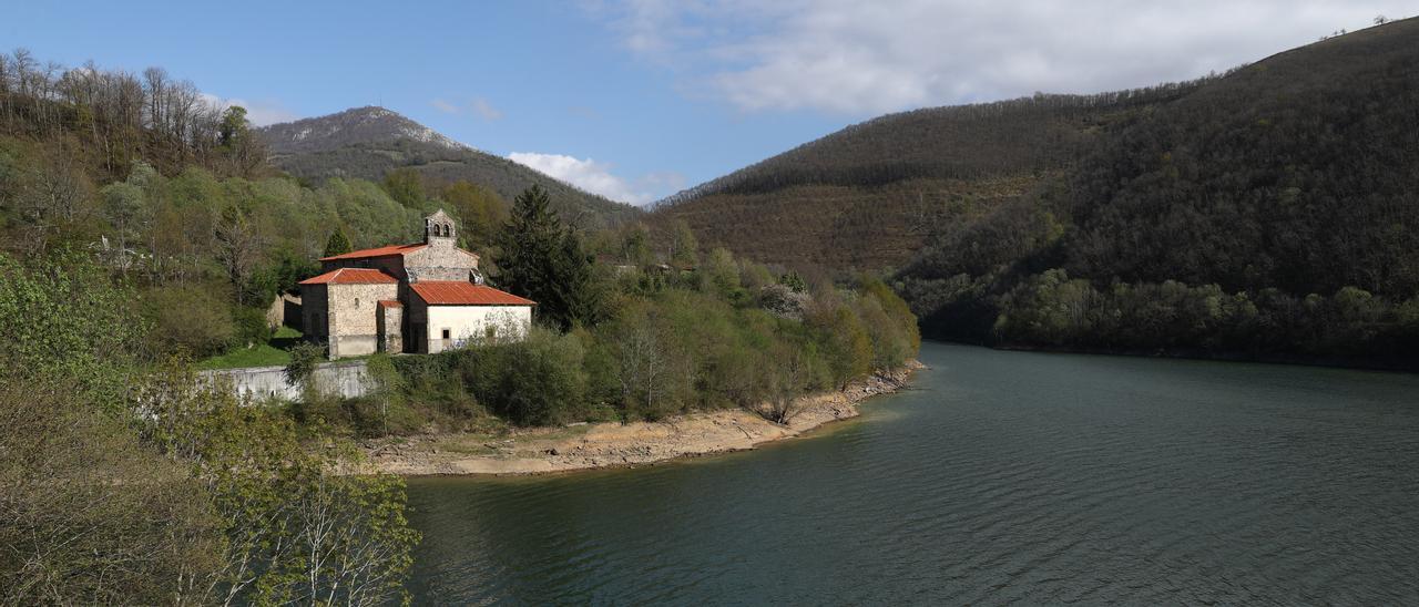 El embalse de Tanes, con la colegiata al fondo.