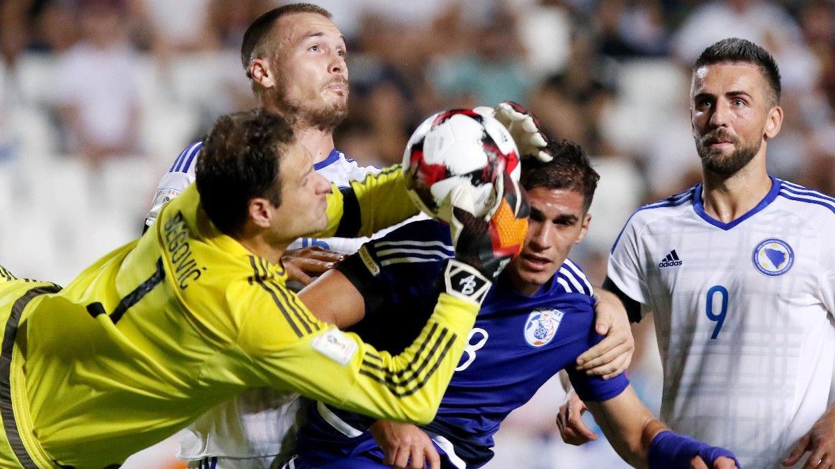 Begovic, en una acción con la selección bosnia