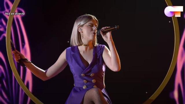 Samantha, durante su actuación de "Something's Got A Hold On Me" de Etta James.