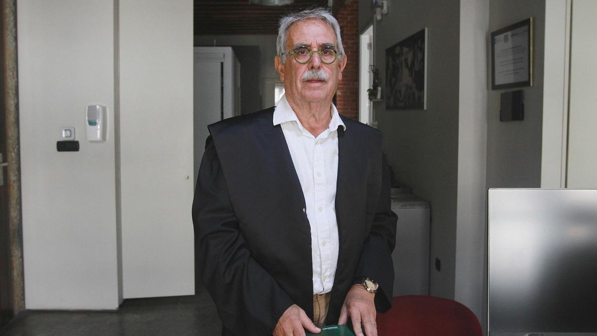 Luis Rúa, en el bufete de la firma jurídica en O Carballiño que él fundó y que ahora lideran sus hijos.