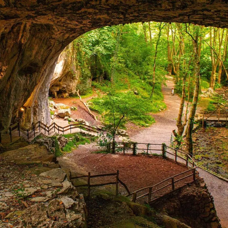 El pueblo del Pirineo navarro que esconde las "Cuevas de las Brujas" tiene túneles de piedra, tres niveles y 120 metro de longitud