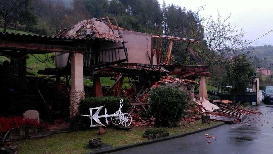 Se desploma un hórreo en la parroquia de Vega