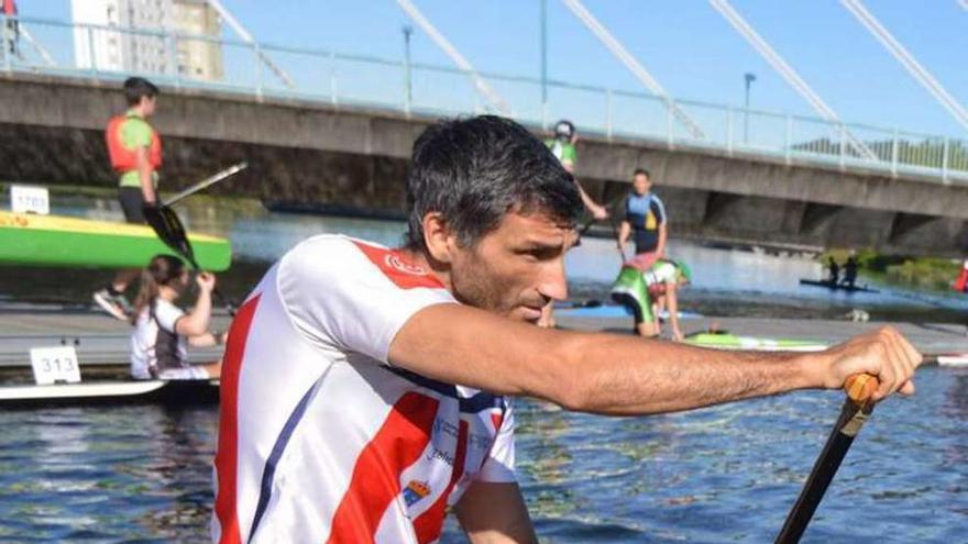 El piragüista Óscar Raña durante el Europeo en Pontevedra. // G.S.