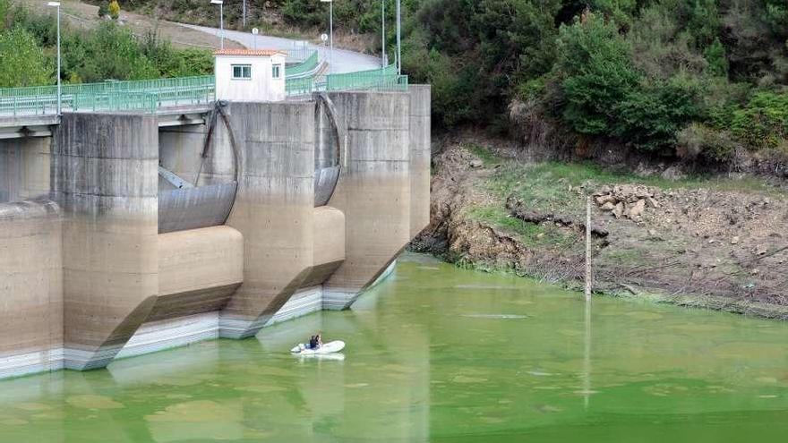 El agua verdosa en el embalse de A Baxe. // Noé Parga