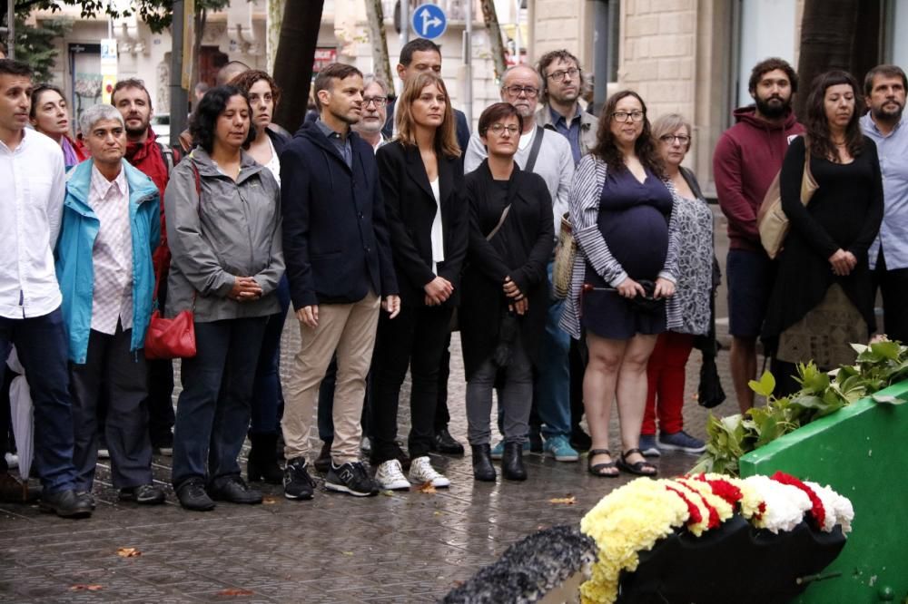 Les ofrenes florals al monument a Rafael Casanova