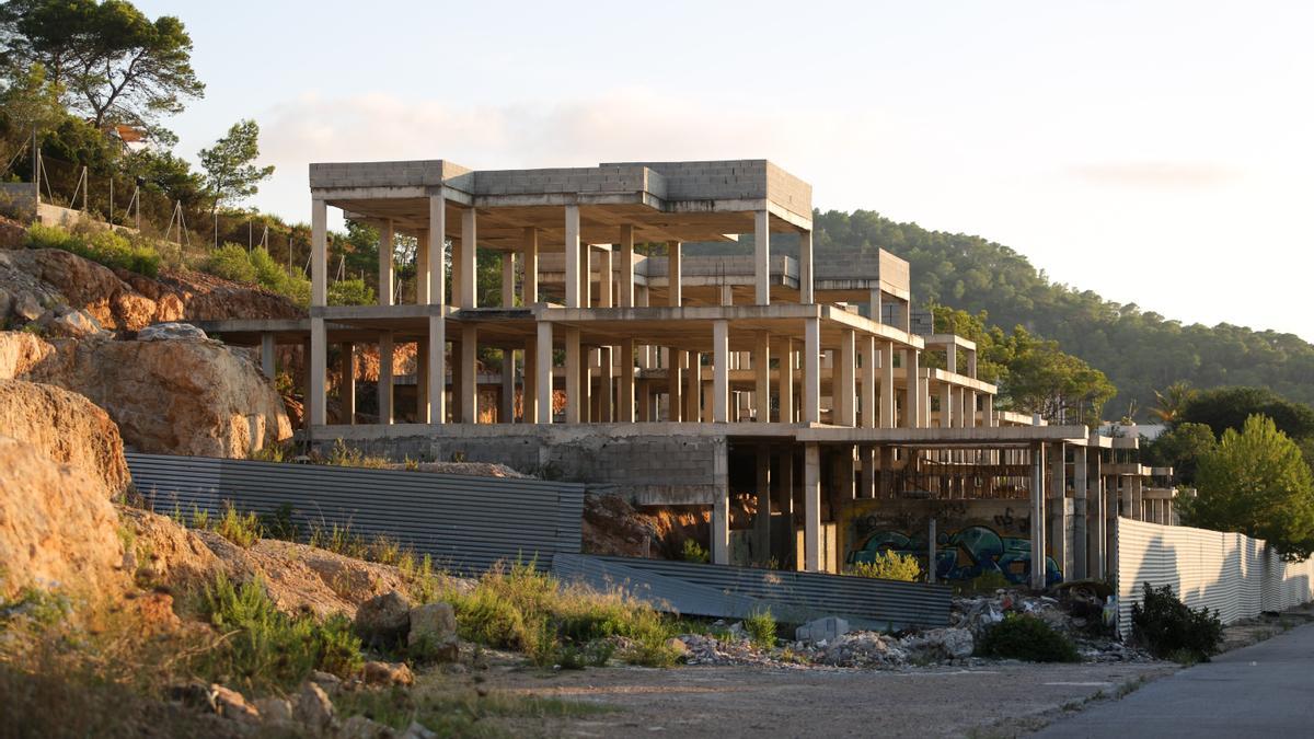 La estructura ilegal de Cala Molí que invade una zona protegida ANEI.