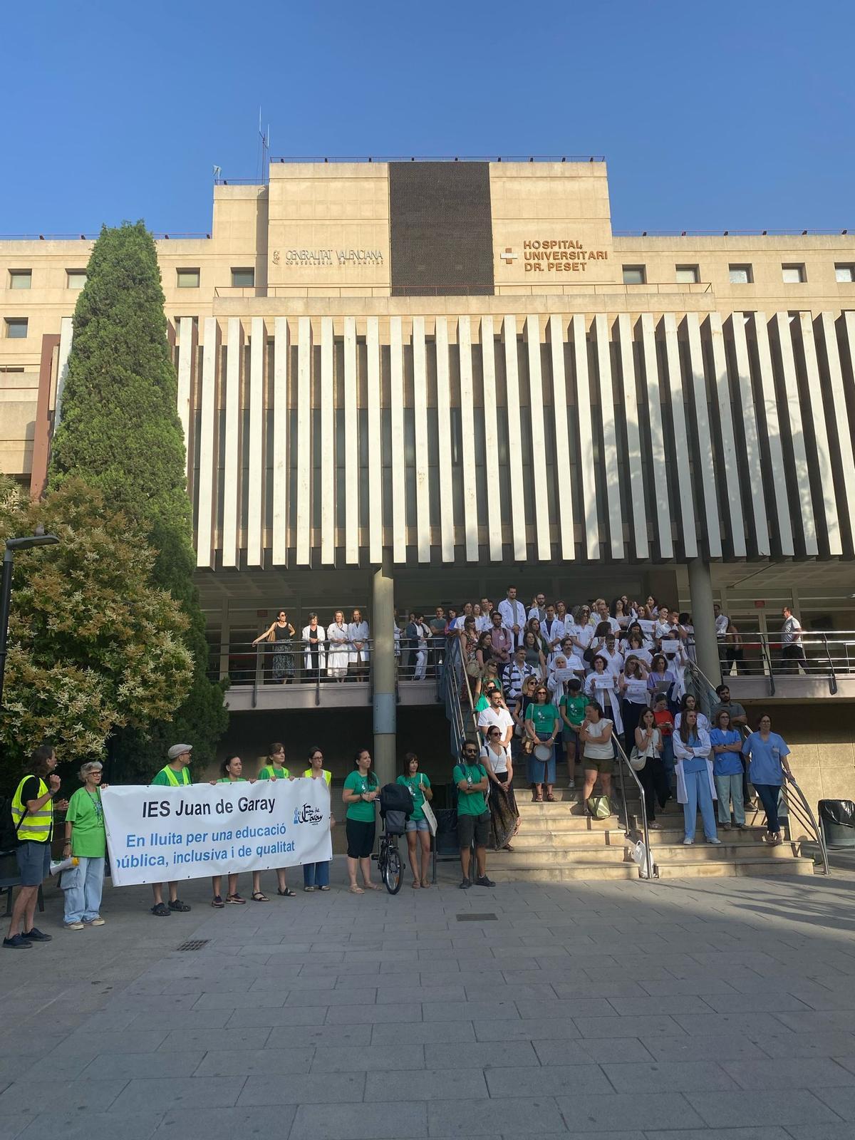 Profesores apoyando a los médicos del Doctor Peset de València.