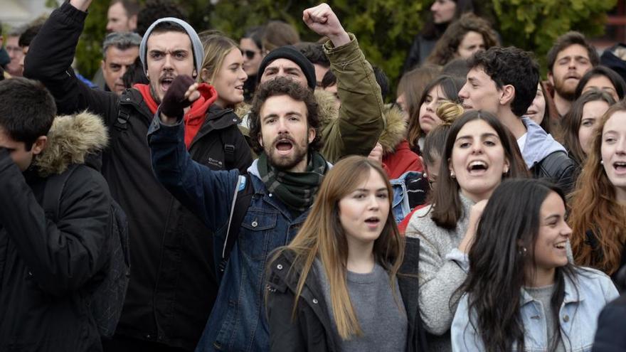 Estudiantes de la URJC exigen la dimisión de Cifuentes