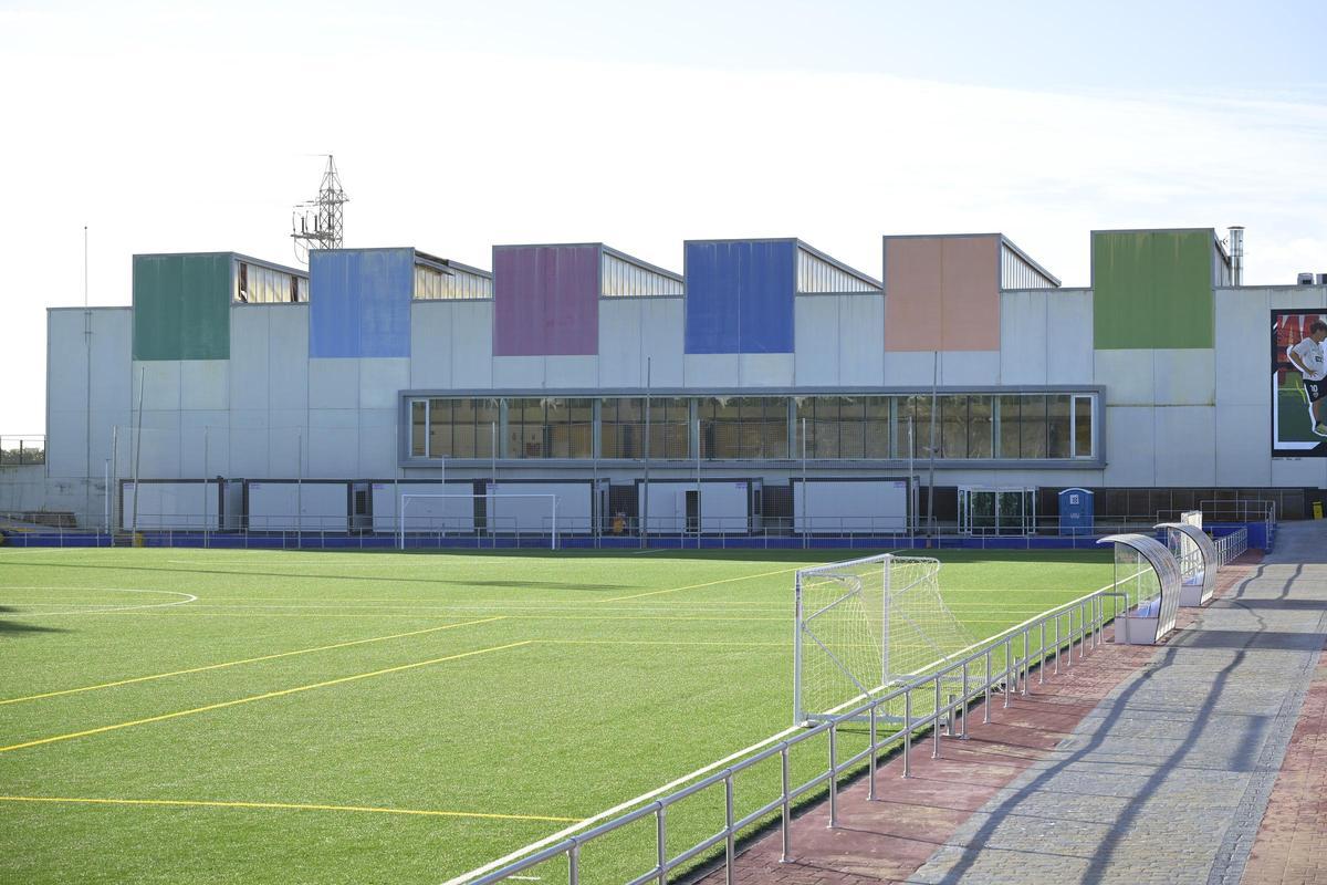 Parte exterior de la piscina cubierta.