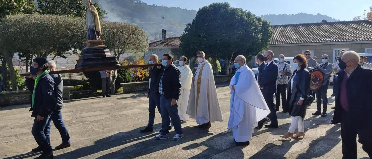 Un momento de la procesión de San Martiño en Bueu, con el párroco José López (centro) y detrás el alcalde (BNG) y portavoz del PP, Elena Estévez.