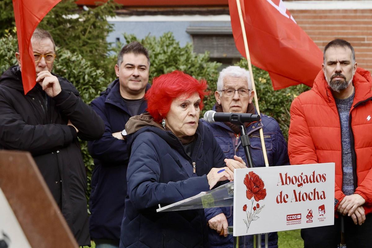 La ofrenda floral en Nuevo Gijón en recuerdo de los Abogados de Atocha, en imágenes La ofrenda floral en Nuevo Gijón en recuerdo de los Abogados de Atocha, en imágenes