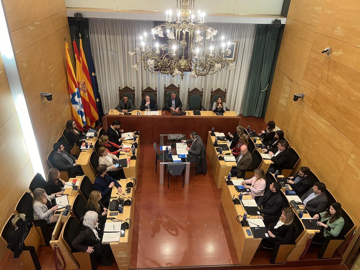 Imagen del Pleno del Ayuntamiento de Badalona celebrado este martes, y que ha aprobado el nuevo protocolo de actuación de la policía local ante ocupaciones