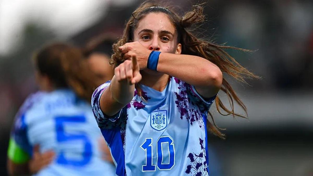 Ainoa Gómez celebra un gol con la selección