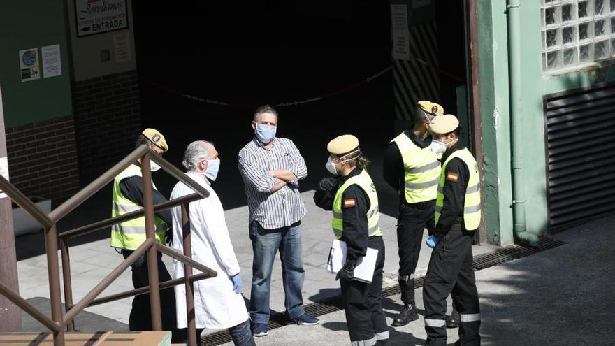 La UME desinfecta el centro de mayores de Jovellanos