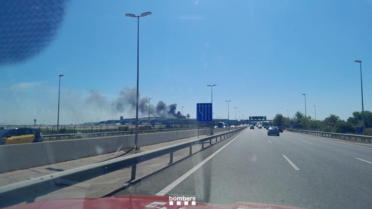 Incendi a l’aeroport de Barcelona: les flames en un autobús provoquen una gran fumarada