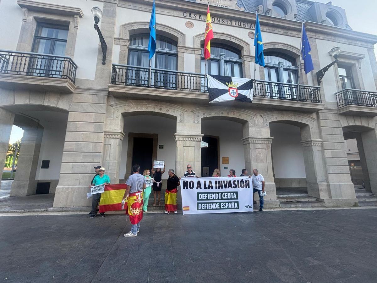 Así fue la concentración de apoyo a Ceuta en Pola de Siero