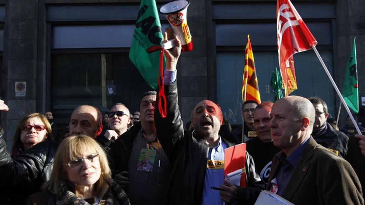 Los funcionarios, durante la protesta.