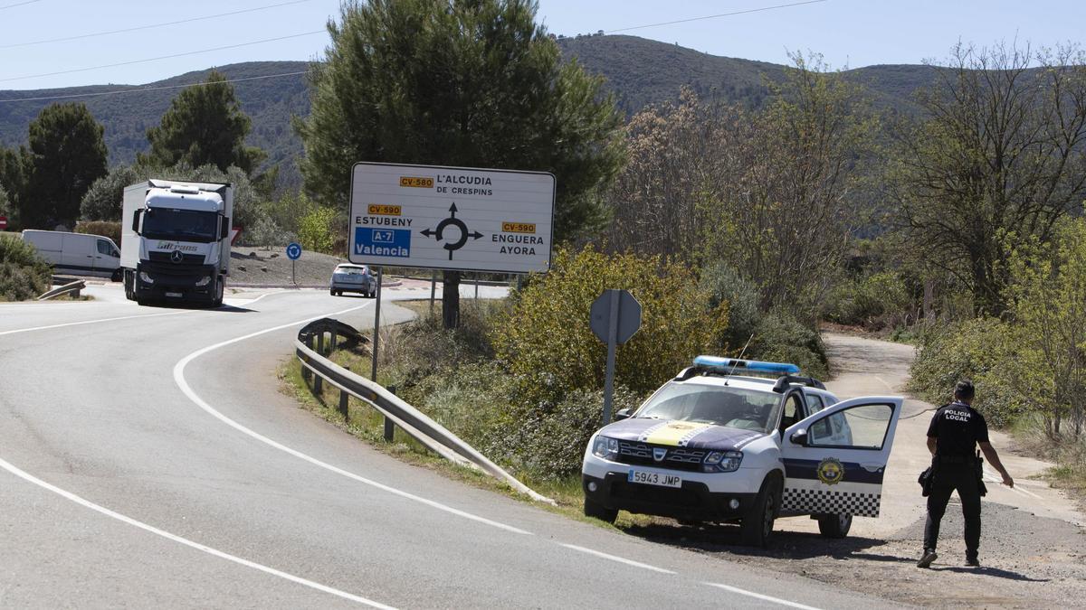 Un coche de la Policía Local a la entrada de Anna.