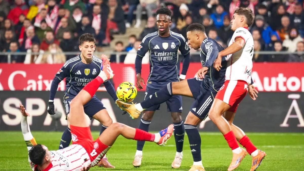 Mbappe, rodeado de defensas del Girona