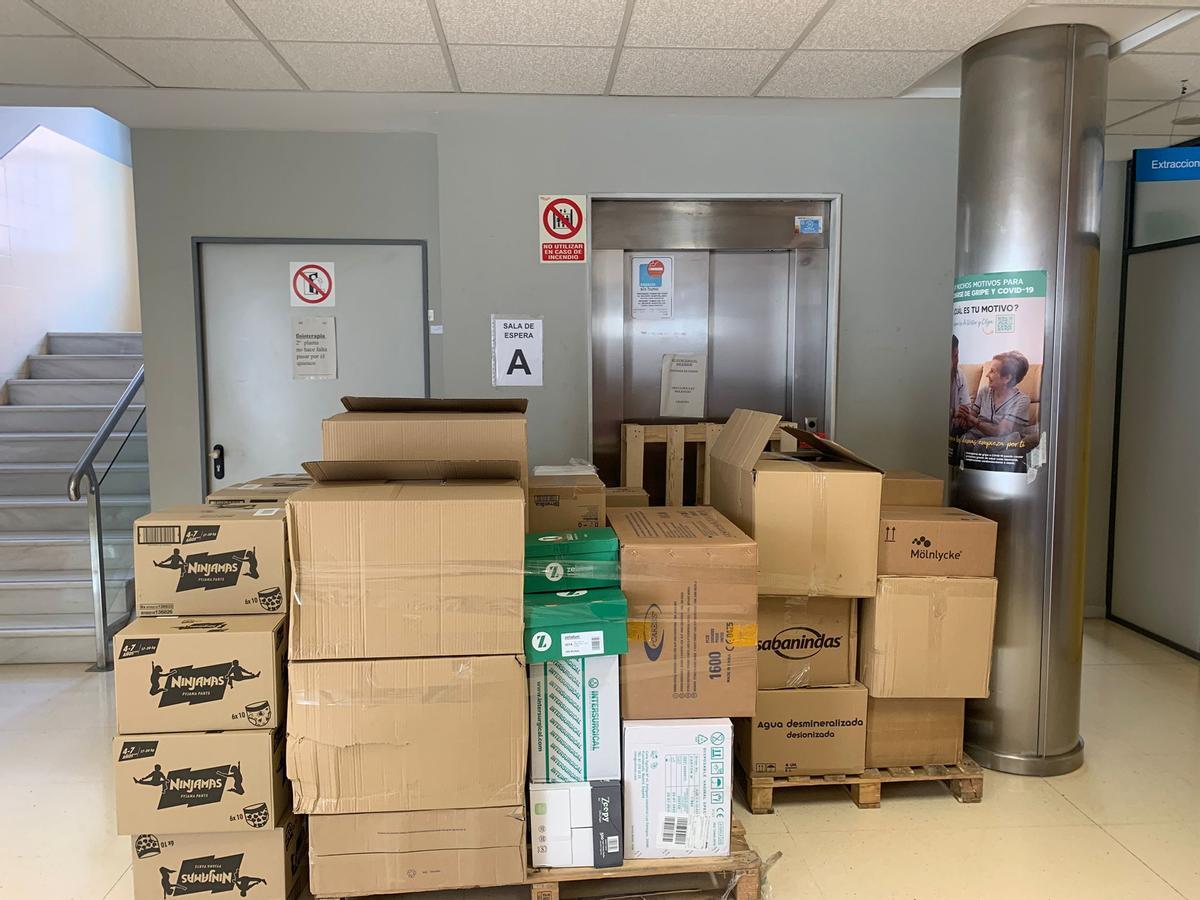 Cajas amontonadas delante del único ascensor del centro de salud de la calle Alboraia.