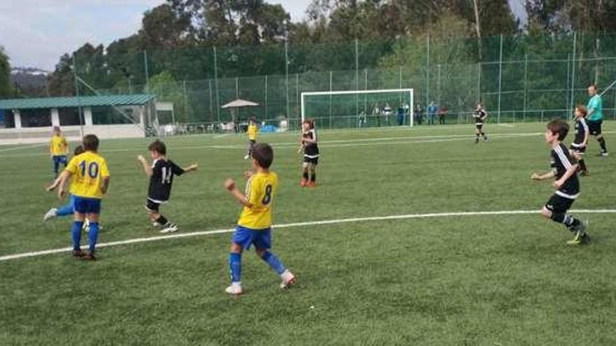 Jugardores del Louro Tameiga en un torneo reciente el campo de Coto Torrón en donde se proyecta la nueva edificación.  // D. P.