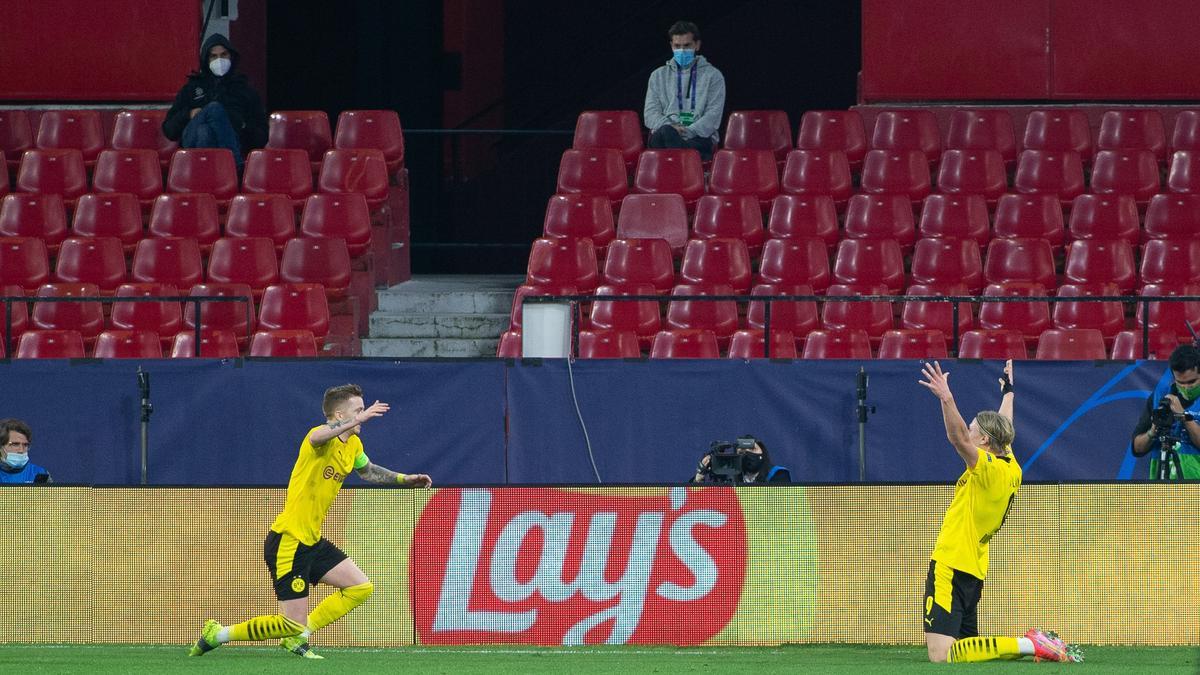 Haaland recibe la felicitación de un compañero del Borussia Dortmund, el miércoles en Sevilla.