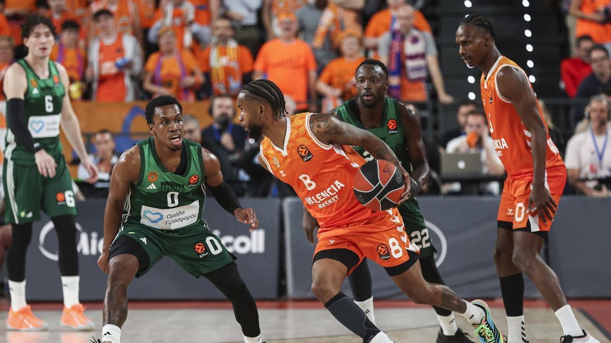09/04/2026 TJ Shorts of Panathinaikos Aktor Athens and Jean Montero of Valencia Basket in action during the Turkish Airlines EuroLeague Regular Season Round 37 match between Valencia Basket and Panathinaikos Aktor Athens at Roig Arena on April 09, 2026, in Valencia, Spain. DEPORTES Irina R. Hipolito / AFP7 / Europa Press