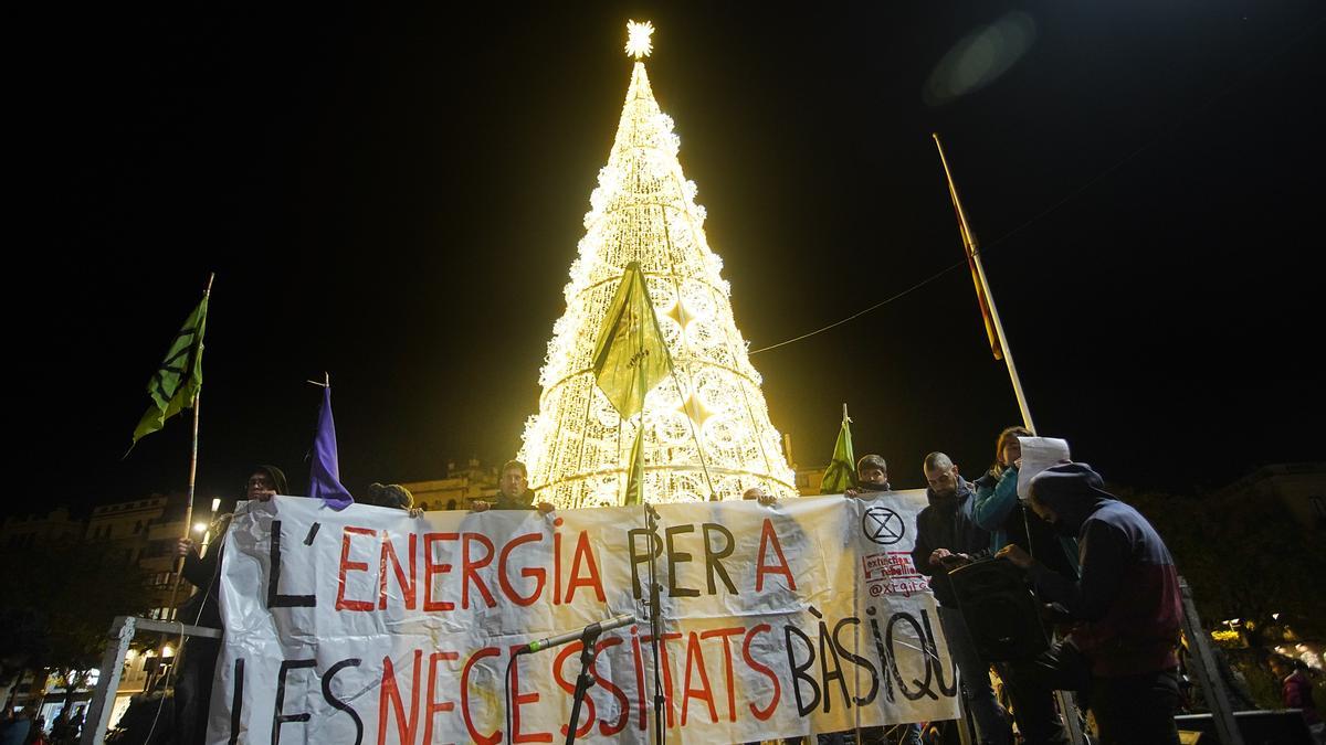 Protesta de lesn entitats ecosocials per l'encesa dels llums de Nadal, en una imatge d'arxiu.
